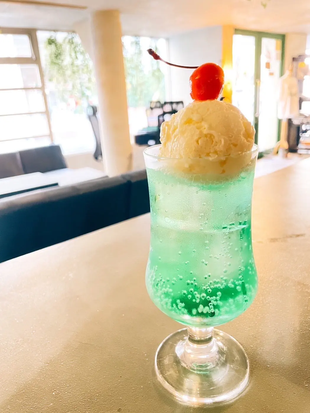 煙仄2nd 池袋店の昔ながらのメロンソーダ