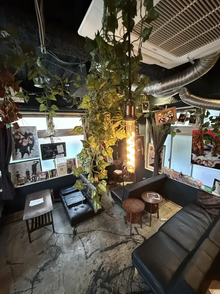 煙仄 新宿本店のアートと植物のある店内